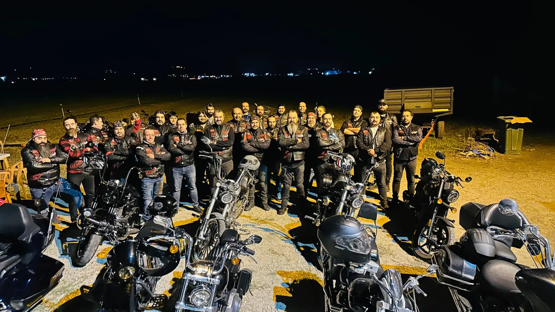 Türkchopper MC Kayseri üyeleri gece, motosikletlerinin yanında
