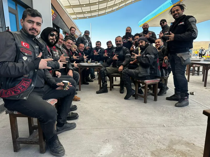 Üyeler bir kafede otururken
