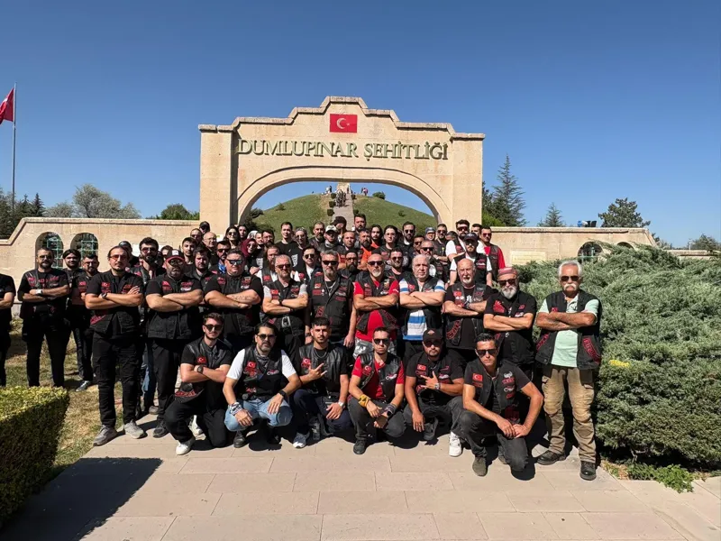 Anıt kapısı önünde grup fotoğrafı