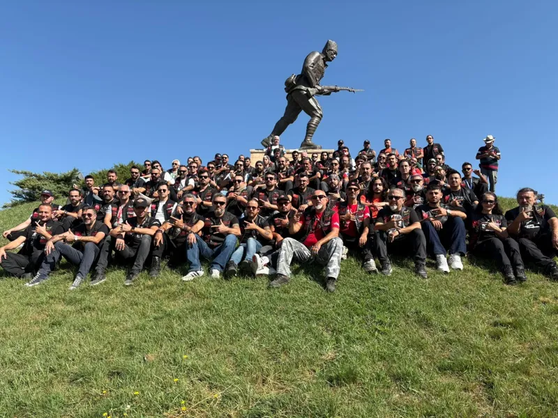 Kalabalık bir grup sürüşü sonrası, anıt önünde toplu hatıra fotoğrafı